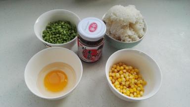 豆角洗净切碎，熟玉米棒剥粒，鸭蛋打碗中，加一汤匙水、一点盐搅匀。