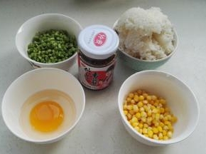 豆角洗净切碎，熟玉米棒剥粒，鸭蛋打碗中，加一汤匙水、一点盐搅匀。