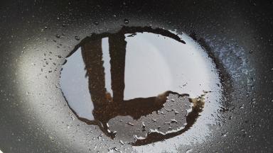 不沾炒锅烧热放油。