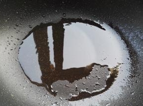 不沾炒锅烧热放油。