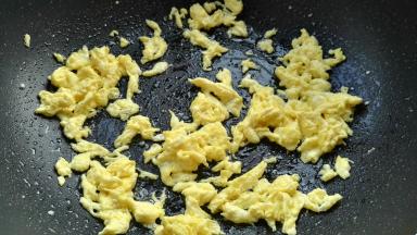 倒入蛋液用筷子抄炒，盛碗中。