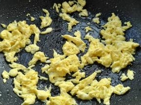 倒入蛋液用筷子抄炒，盛碗中。