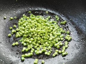 放入豆角粒。