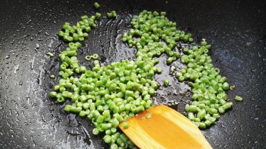 翻炒至全部变色。