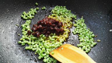 放适量仲景香菇酱。