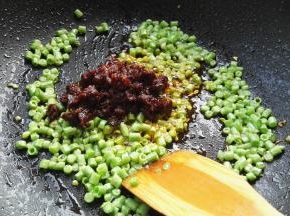 放适量仲景香菇酱。