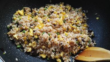 翻炒均匀，放盐调味。