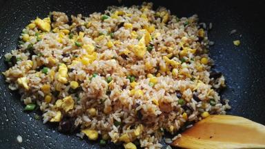 炒好的蛋炒饭。