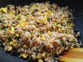 炒好的蛋炒饭。