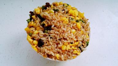 盛碗中，用木铲压实。