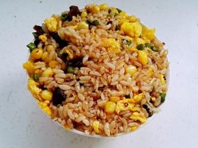 盛碗中，用木铲压实。
