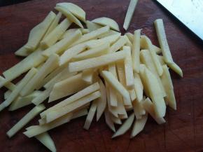 土豆选大个，去皮，切成条状