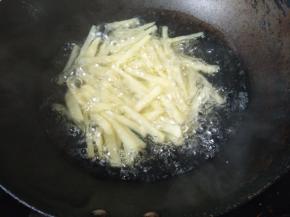 锅里水煮沸，加入盐和土豆条，煮1-2分钟；