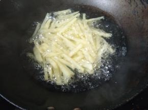 锅里水煮沸，加入盐和土豆条，煮1-2分钟；