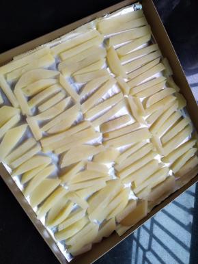 烤盘垫油纸，刷玉米油，同时预热烤箱中层220 ℃；把土豆条摆放烤盘上