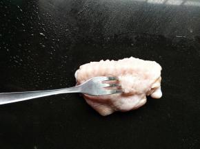 用叉子戳洞，好入味