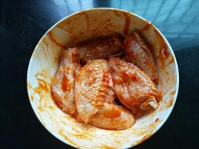 用手抓匀，盖保鲜膜放冰箱冷藏一夜