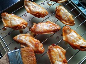 鸡翅拿出来翻个身，刷蜂蜜水，再继续烤10分钟