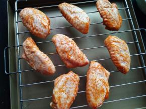 把鸡翅摆放烤网上，同时预热烤箱中层180℃