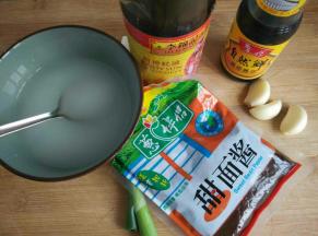 准备好酱汁材料，蒜瓣切成片