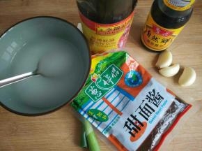 准备好酱汁材料，蒜瓣切成片