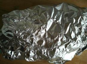 把蒜瓣放在上面，包好送入烤箱里