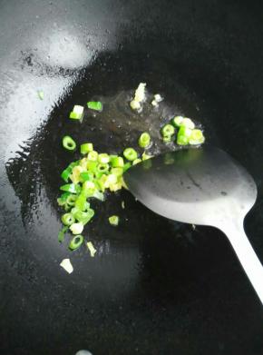 锅里加少许油，放入葱花爆锅