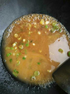 加入酱油，耗油，糖，甜面酱，最后加入淀粉收汁