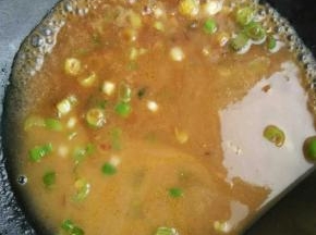 加入酱油，耗油，糖，甜面酱，最后加入淀粉收汁