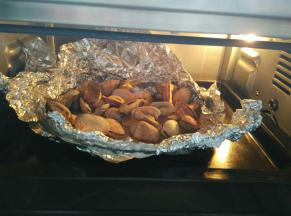 锡纸里的蚬子都开口，就行了。不宜长时间烤，肉就老了。