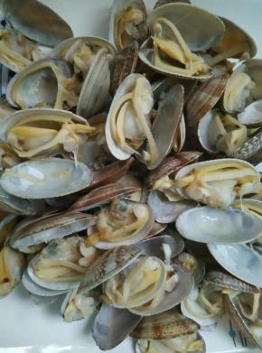 把烤熟的蚬子装盘