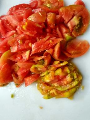 西红柿洗净，切丁