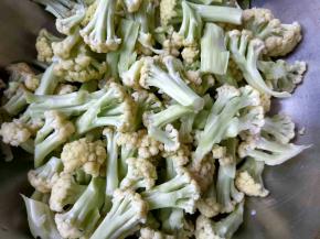 菜花洗净，掰成小朵