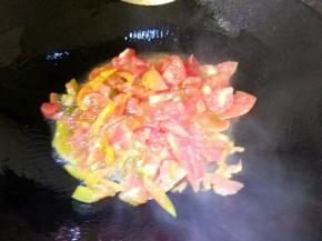 热锅热油，放入西红柿，炒至出汤