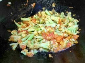 菜花变色后加盐、糖、生抽，翻均匀后出锅即可！