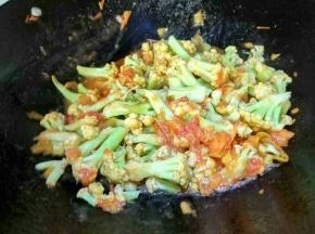 菜花变色后加盐、糖、生抽，翻均匀后出锅即可！