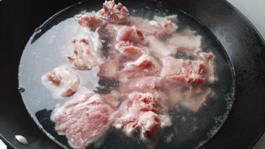 排骨洗净，放炒锅中，添水，倒少许料酒，大火烧开转中火。