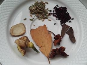 准备好的调料装料盒中（姜、香叶、八角、白芷、桂皮、小茴香、红曲米等）。