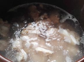 排骨加料酒焯水的同时，砂锅加水加料盒煮开。把焯水后的排骨捞到砂锅中，转最小火慢炖。