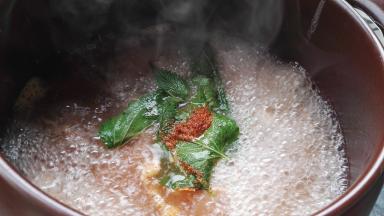 放的藿香叶和辣椒面一起炖更有味。