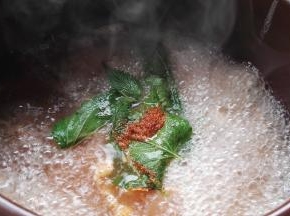 放的藿香叶和辣椒面一起炖更有味。
