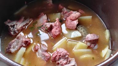 砂锅排骨炖土豆（未放老抽）。