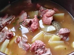 砂锅排骨炖土豆（未放老抽）。