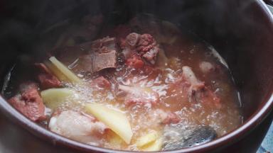 用筷子能轻易扎透，排骨就熟了。放入土豆片慢炖。