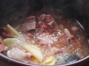 用筷子能轻易扎透，排骨就熟了。放入土豆片慢炖。