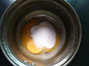 蛋黄里加入细砂糖