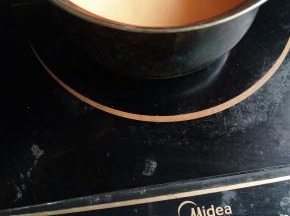 电磁炉最小火加热，刮刀不停的翻拌，边缘冒泡即可，放室温放凉