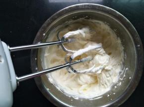 淡奶油进行打发，打成裱花状态