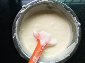 搅拌均匀，转移到冰箱冷冻