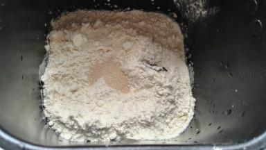 把原料按先液体后固体的顺序全部放入馒头机内桶（白糖和盐对角放）。